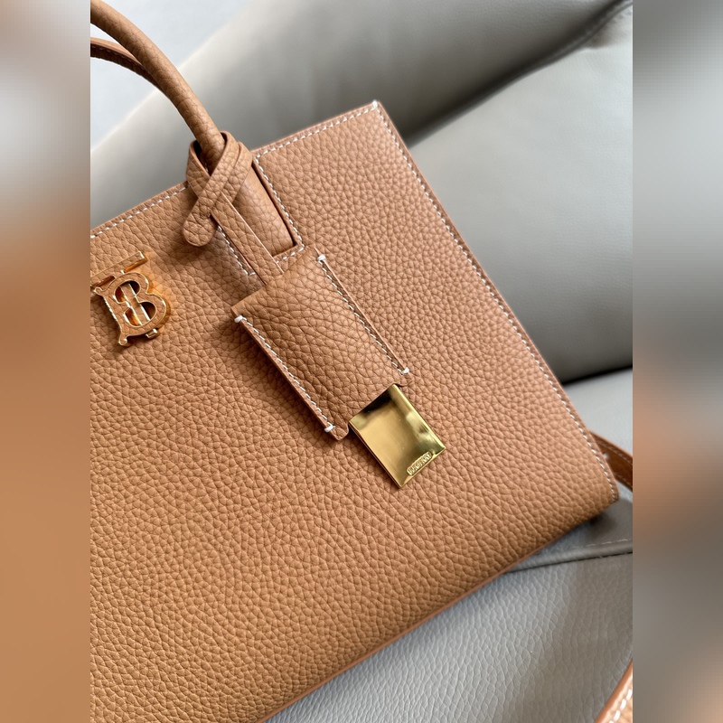 B家最新版型立挺的托特包，采用意大利鞣制粒紋皮革材質制成，搶眼裝飾光澤的 Tho