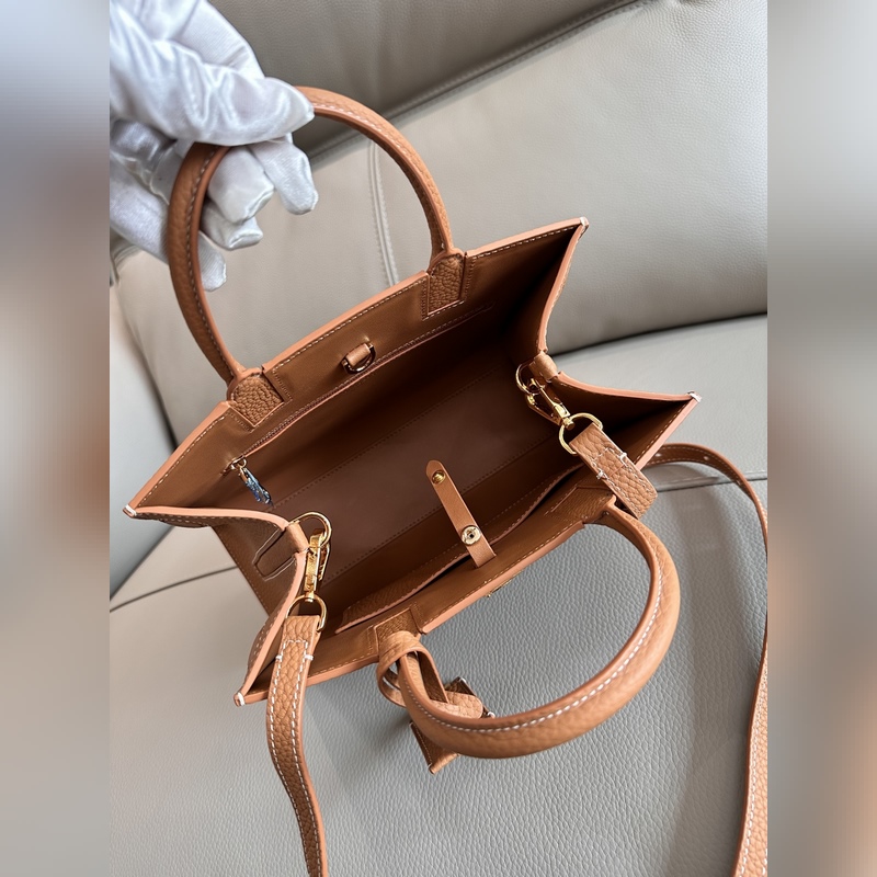 B家最新版型立挺的托特包，采用意大利鞣制粒紋皮革材質制成，搶眼裝飾光澤的 Tho