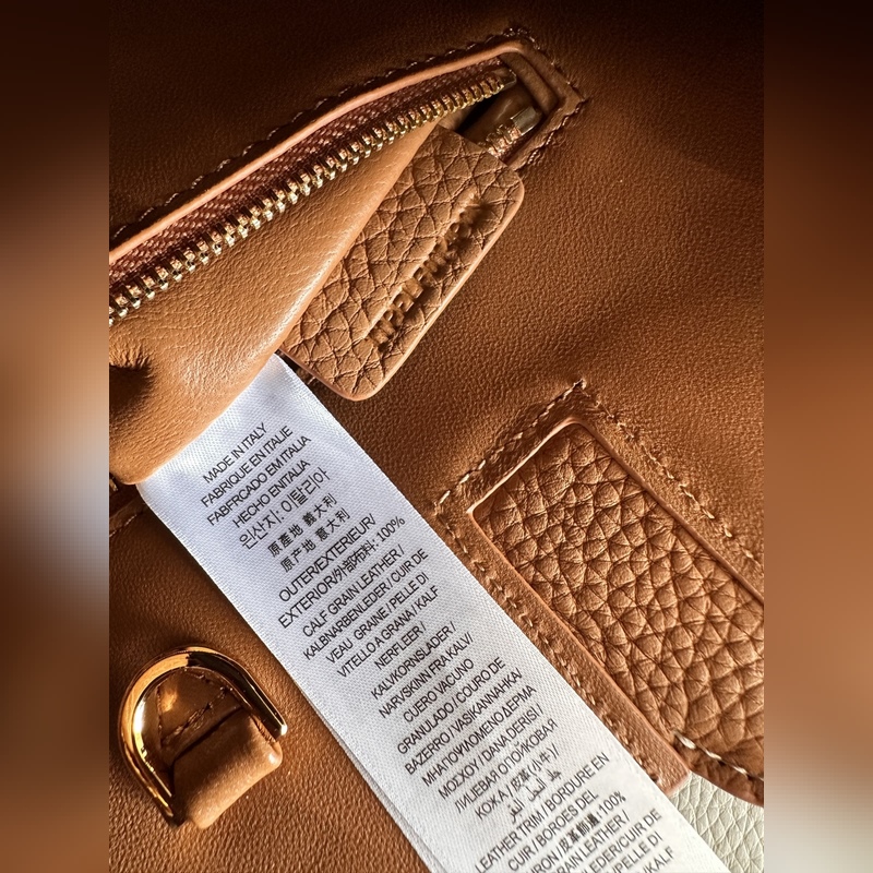 B家最新版型立挺的托特包，采用意大利鞣制粒紋皮革材質制成，搶眼裝飾光澤的 Tho