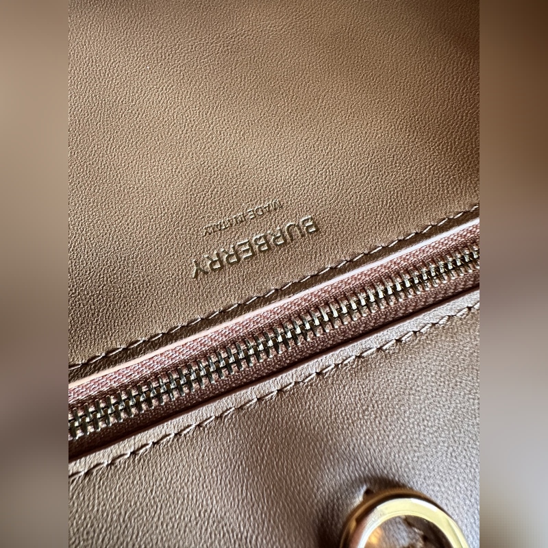 B家最新版型立挺的托特包，采用意大利鞣制粒紋皮革材質制成，搶眼裝飾光澤的 Tho