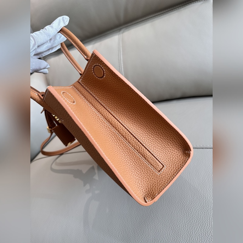 B家最新版型立挺的托特包，采用意大利鞣制粒紋皮革材質制成，搶眼裝飾光澤的 Tho