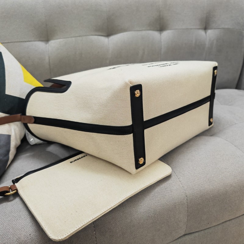 Bur家新款購物袋，采用意大利進口小牛皮拼搭今年超流行的雙色帆布，非常實用百搭，