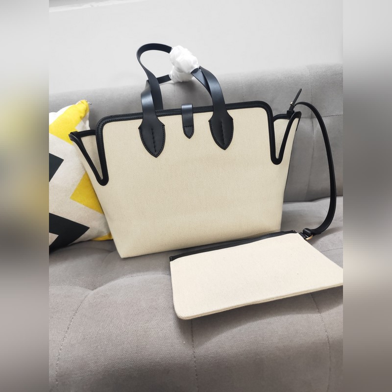 Bur家新款購物袋，采用意大利進口小牛皮拼搭今年超流行的雙色帆布，非常實用百搭，