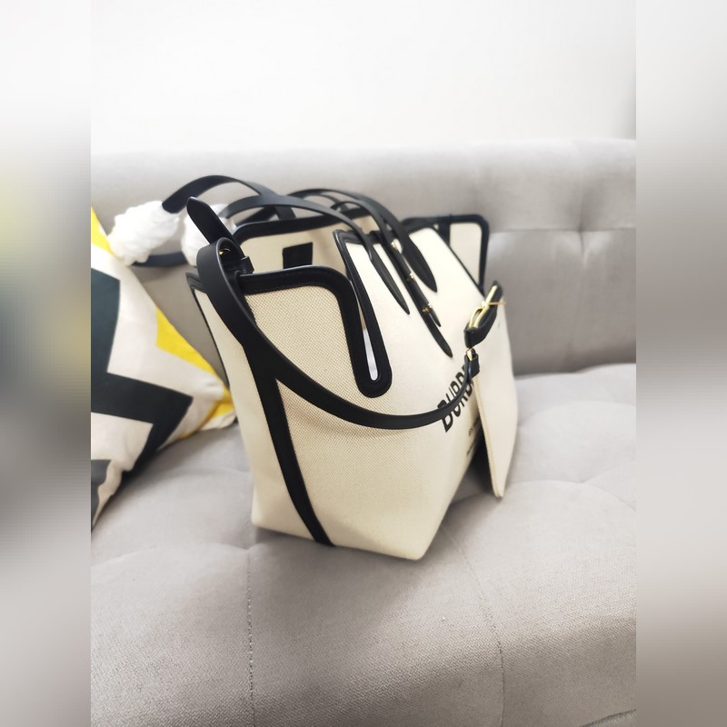 Bur家新款購物袋，采用意大利進口小牛皮拼搭今年超流行的雙色帆布，非常實用百搭，