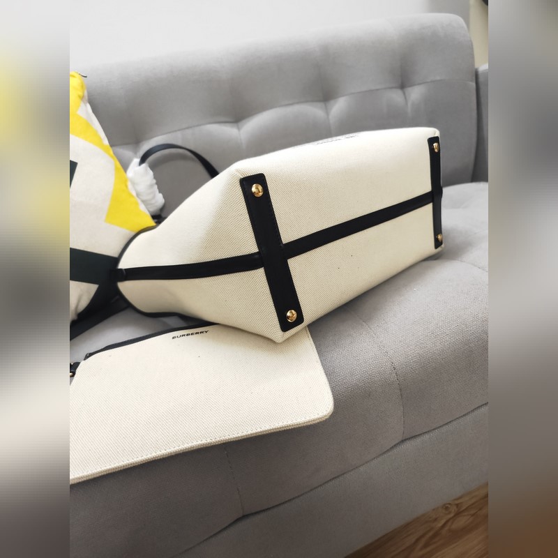 Bur家新款購物袋，采用意大利進口小牛皮拼搭今年超流行的雙色帆布，非常實用百搭，