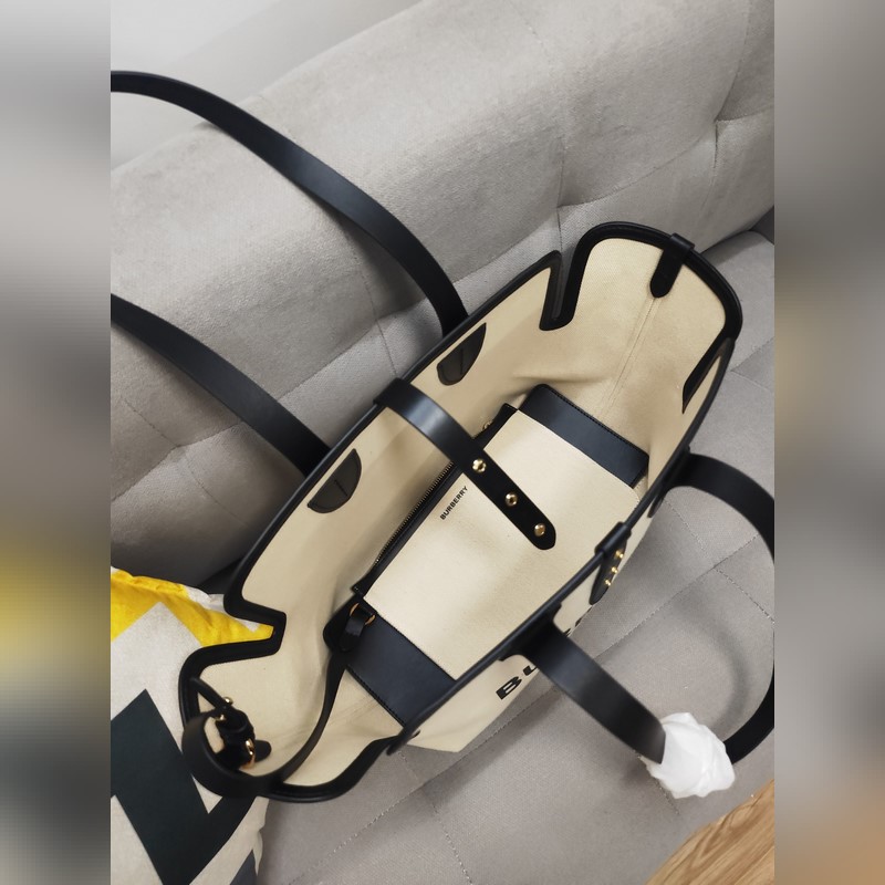 Bur家新款購物袋，采用意大利進口小牛皮拼搭今年超流行的雙色帆布，非常實用百搭，