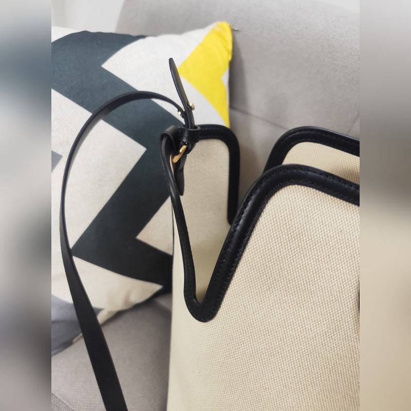 Bur家新款購物袋，采用意大利進口小牛皮拼搭今年超流行的雙色帆布，非常實用百搭，