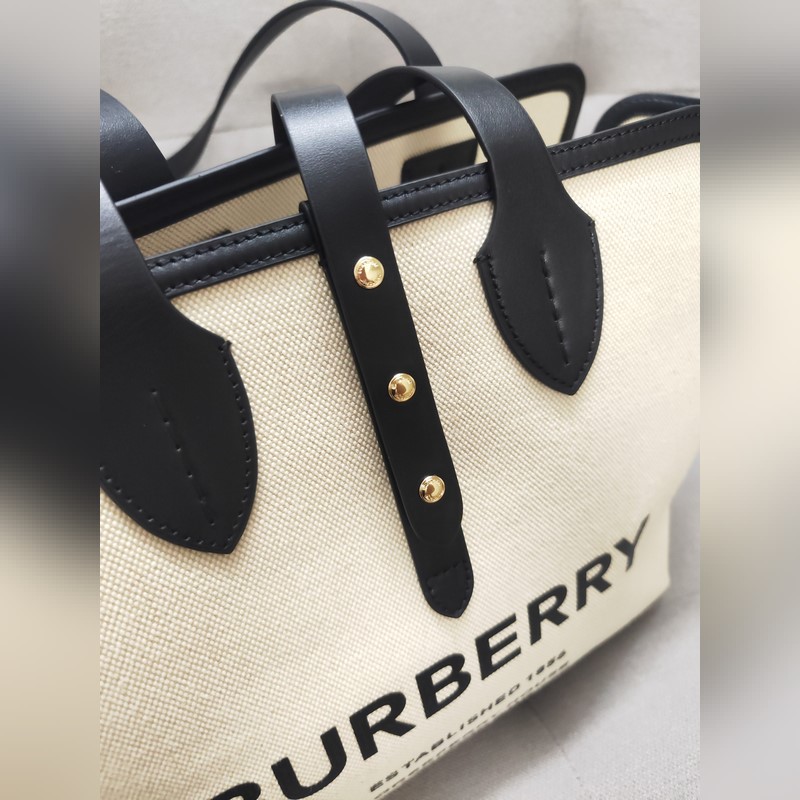 Bur家新款購物袋，采用意大利進口小牛皮拼搭今年超流行的雙色帆布，非常實用百搭，