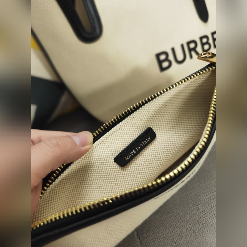 Bur家新款購物袋，采用意大利進口小牛皮拼搭今年超流行的雙色帆布，非常實用百搭，