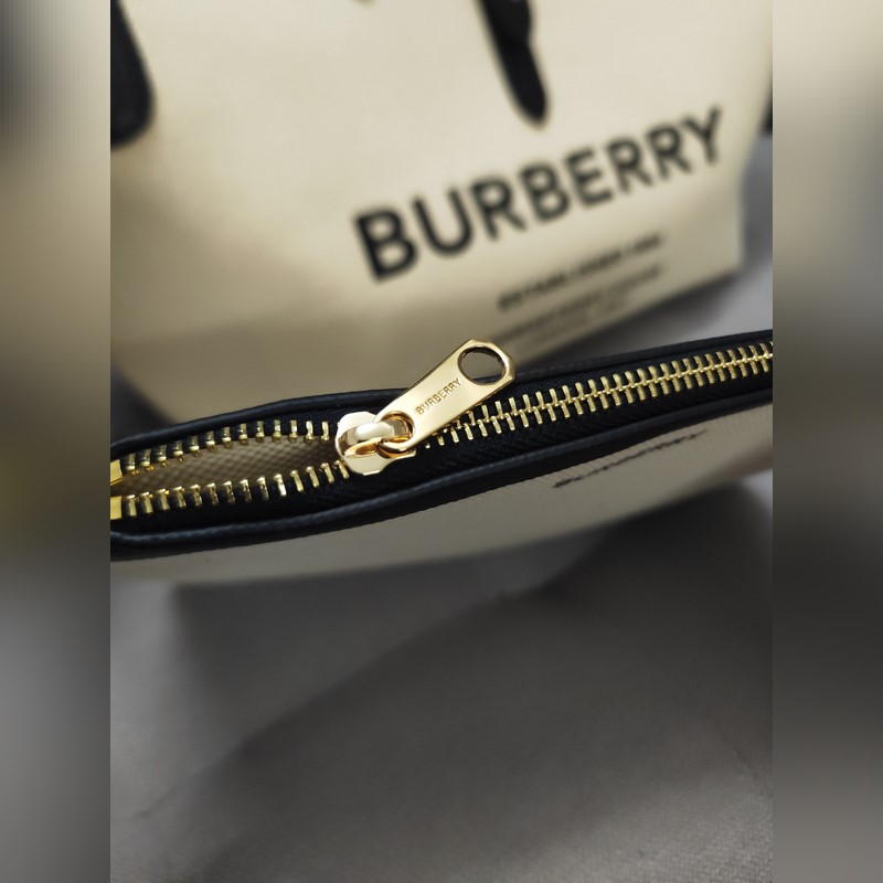 Bur家新款購物袋，采用意大利進口小牛皮拼搭今年超流行的雙色帆布，非常實用百搭，