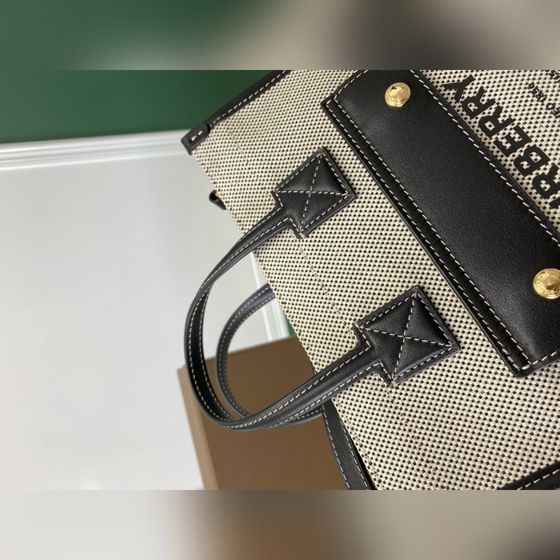 B家最新freya芙蕾包，意大利精制托特包，選用緝明線皮革及棉質(zhì)帆布制成，裝飾品