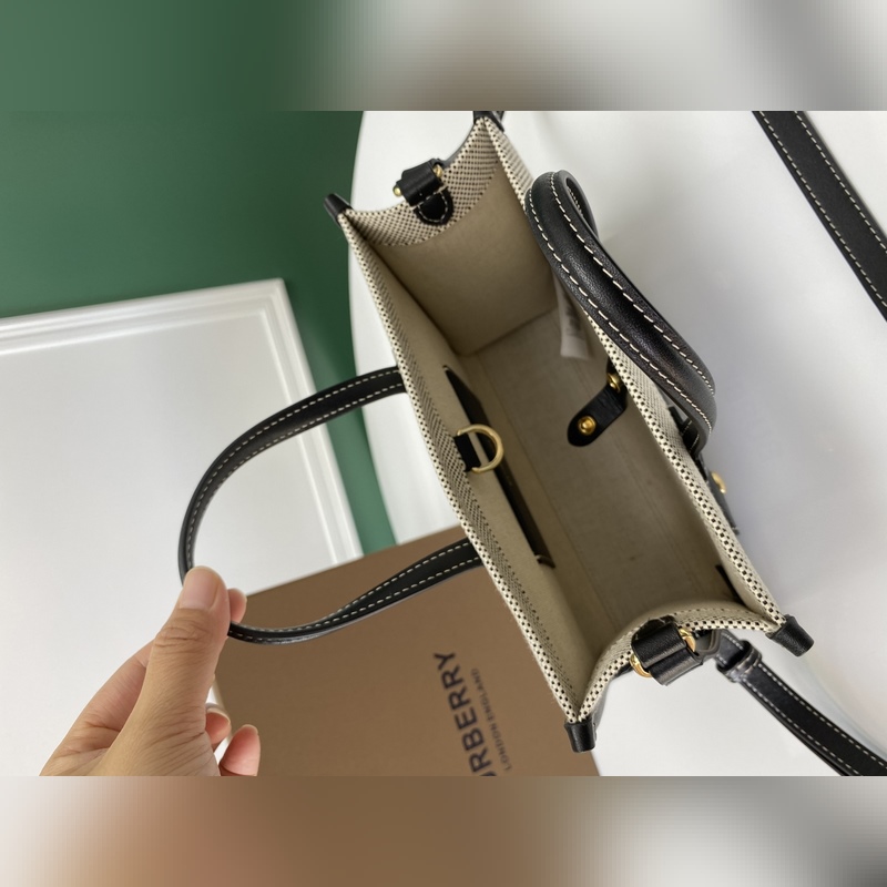 B家最新freya芙蕾包，意大利精制托特包，選用緝明線皮革及棉質(zhì)帆布制成，裝飾品