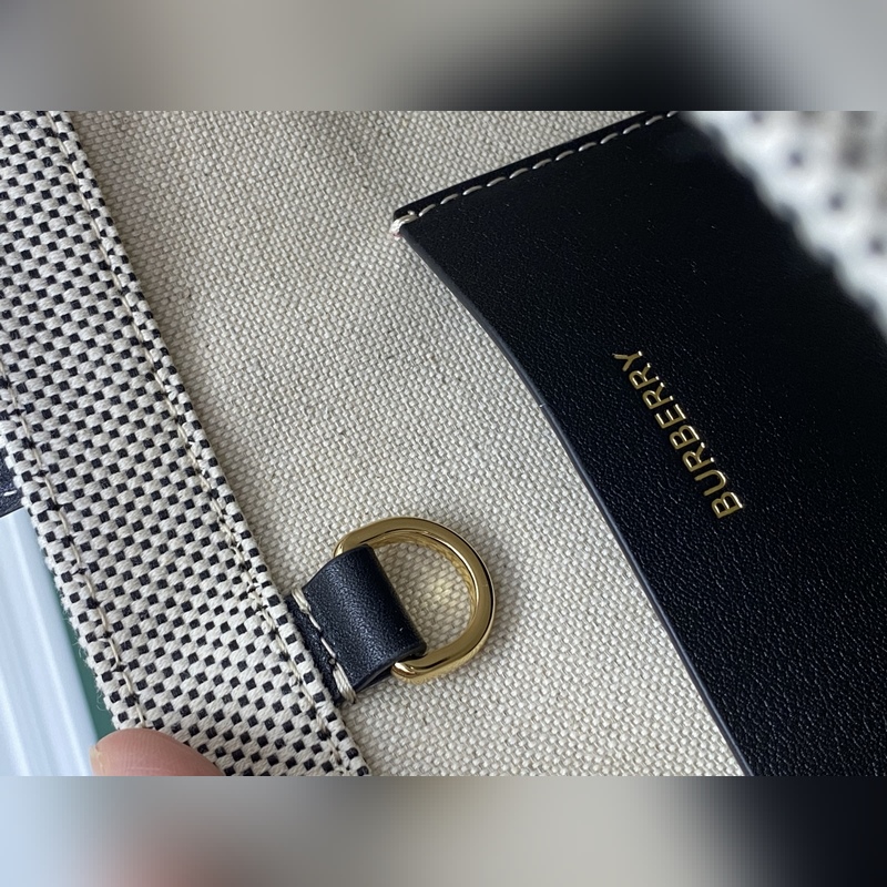 B家最新freya芙蕾包，意大利精制托特包，選用緝明線皮革及棉質(zhì)帆布制成，裝飾品