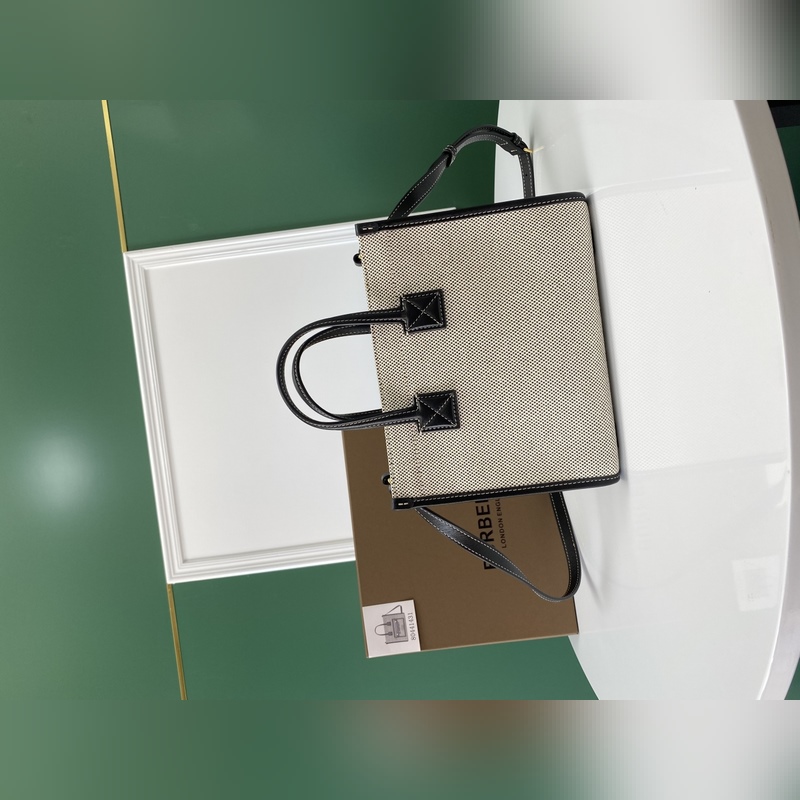 B家最新freya芙蕾包，意大利精制托特包，選用緝明線皮革及棉質(zhì)帆布制成，裝飾品