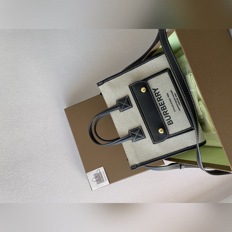 B家最新freya芙蕾包，意大利精制托特包，選用緝明線皮革及棉質(zhì)帆布制成，裝飾品