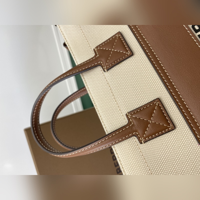 B家最新freya芙蕾包，意大利精制托特包，選用緝明線皮革及棉質帆布制成，裝飾品