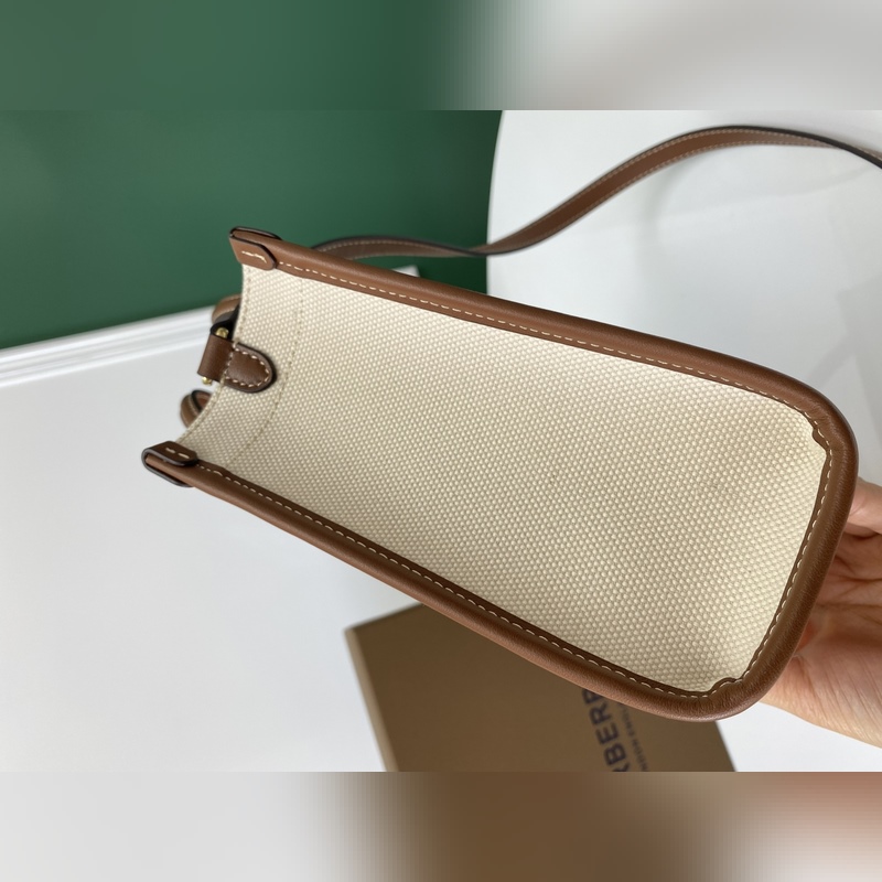 B家最新freya芙蕾包，意大利精制托特包，選用緝明線皮革及棉質帆布制成，裝飾品