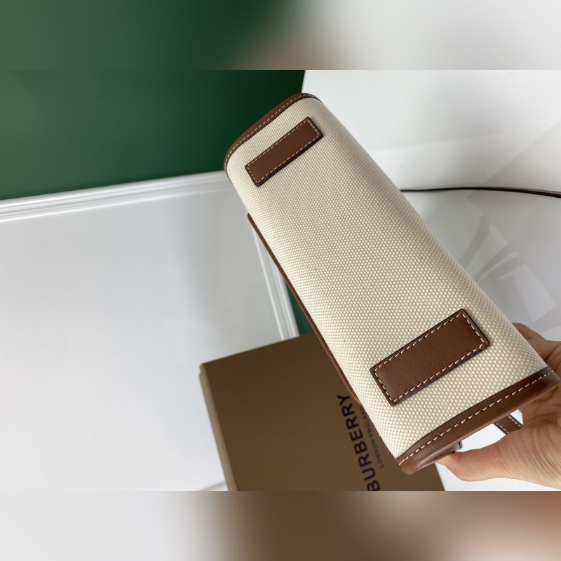 B家最新freya芙蕾包，意大利精制托特包，選用緝明線皮革及棉質帆布制成，裝飾品