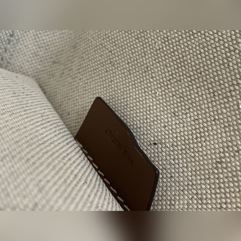 B家最新freya芙蕾包，意大利精制托特包，選用緝明線皮革及棉質帆布制成，裝飾品