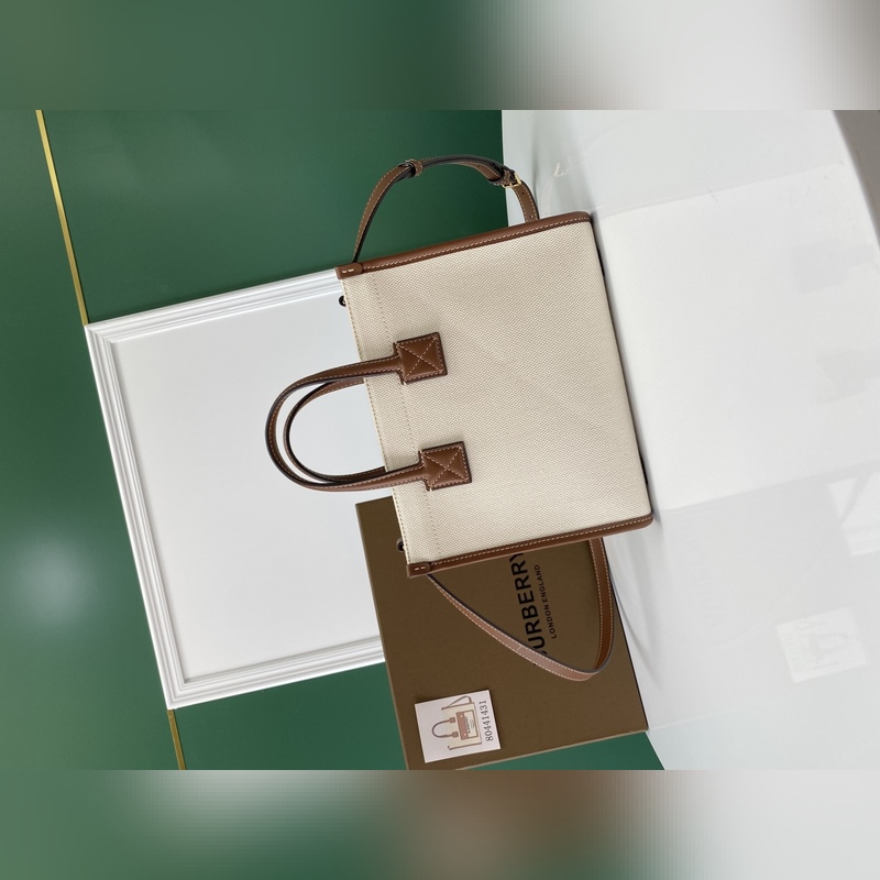 B家最新freya芙蕾包，意大利精制托特包，選用緝明線皮革及棉質帆布制成，裝飾品