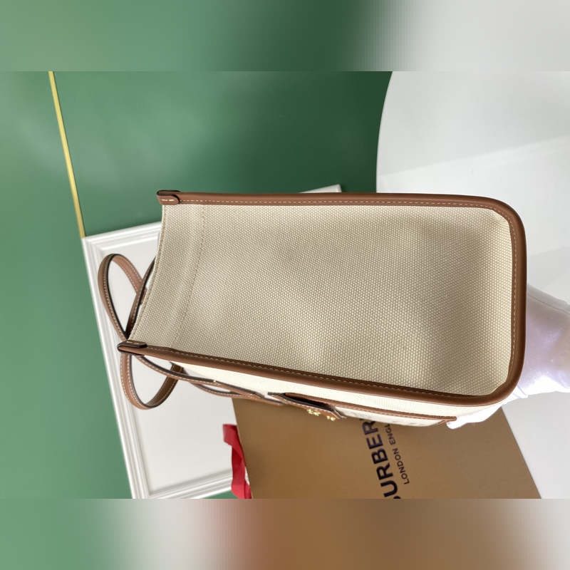 B家雙色帆布拼皮皮革Freya意大利精制托特包，選用緝明線皮革及棉質帆布制成，裝