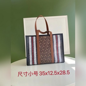 B家精選環(huán)保帆布材質(zhì)制作。該材質(zhì)主要采用可再生資源制造，相較于傳統(tǒng)塗層帆布，需要