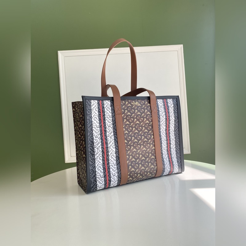 B家精選環(huán)保帆布材質制作。該材質主要采用可再生資源制造，相較于傳統(tǒng)塗層帆布，需要