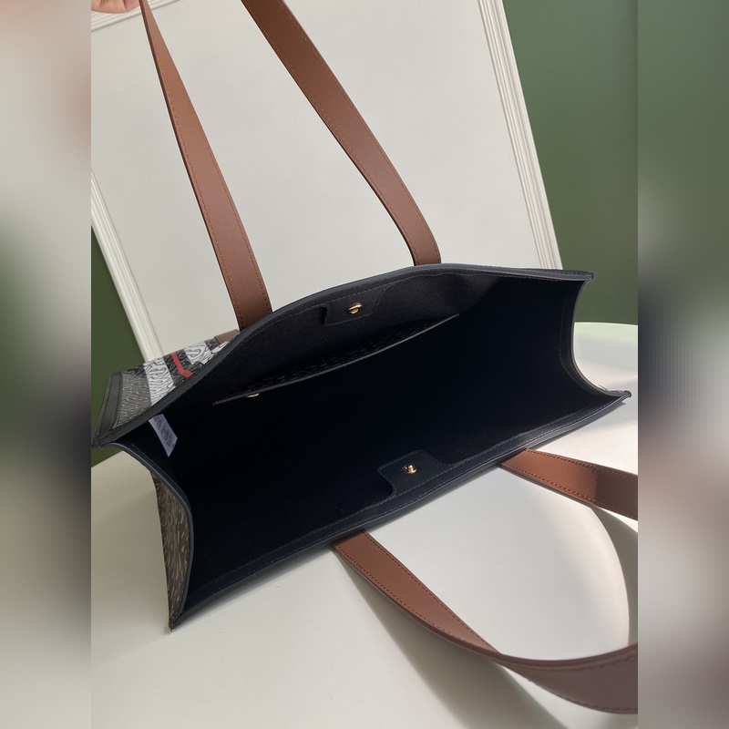 B家精選環(huán)保帆布材質制作。該材質主要采用可再生資源制造，相較于傳統(tǒng)塗層帆布，需要