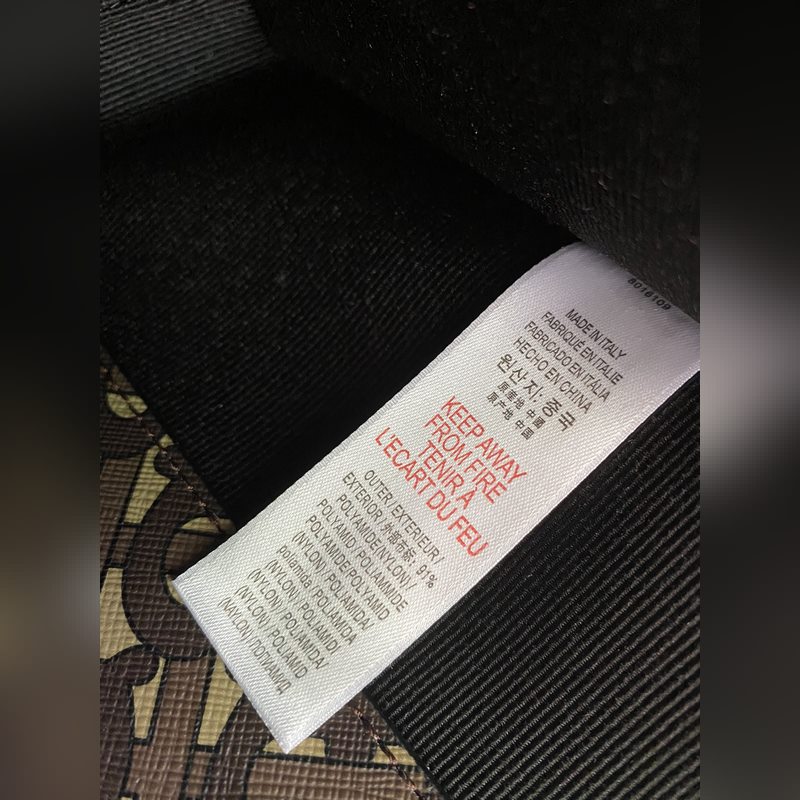 B家精選環(huán)保帆布材質制作。該材質主要采用可再生資源制造，相較于傳統(tǒng)塗層帆布，需要