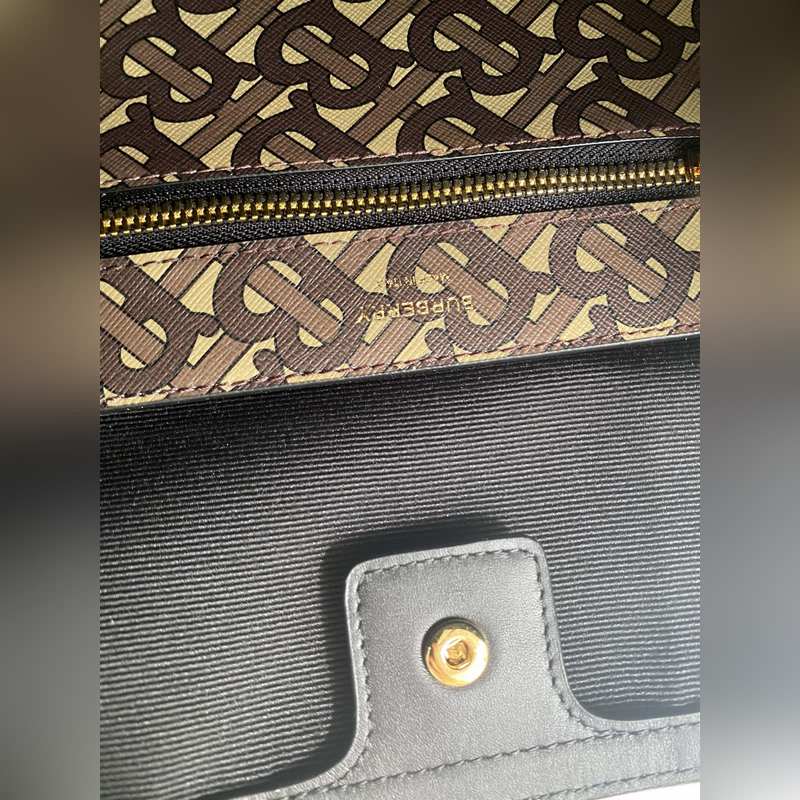 B家精選環(huán)保帆布材質制作。該材質主要采用可再生資源制造，相較于傳統(tǒng)塗層帆布，需要