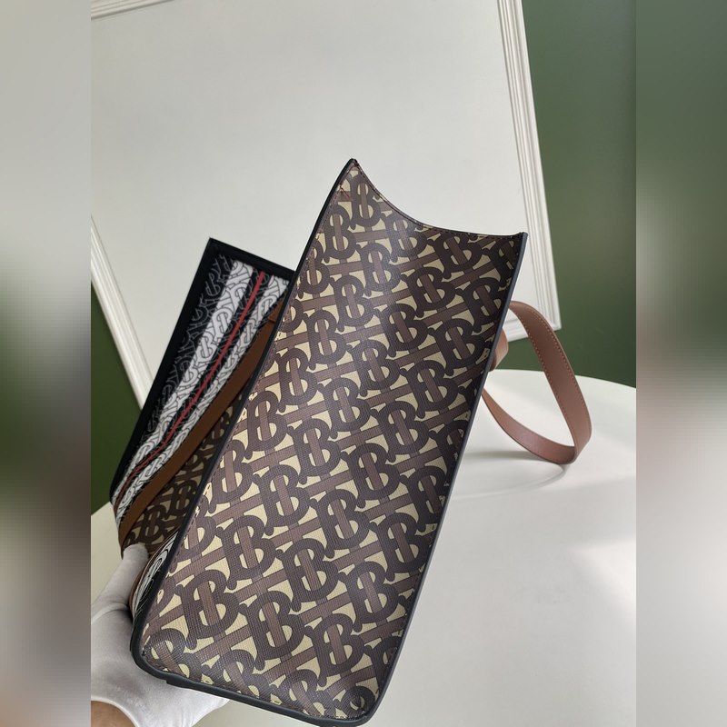 B家精選環(huán)保帆布材質制作。該材質主要采用可再生資源制造，相較于傳統(tǒng)塗層帆布，需要