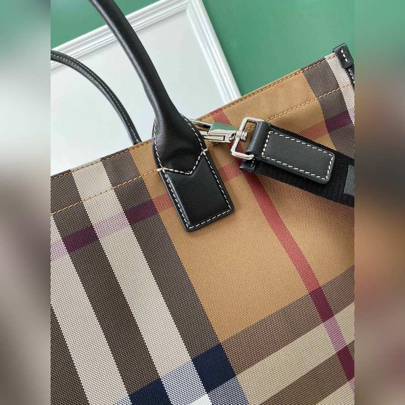 B家最新的格紋布內裡全進口牛皮材質了解一下，真正的一款奢華都用在內在，而外在及其