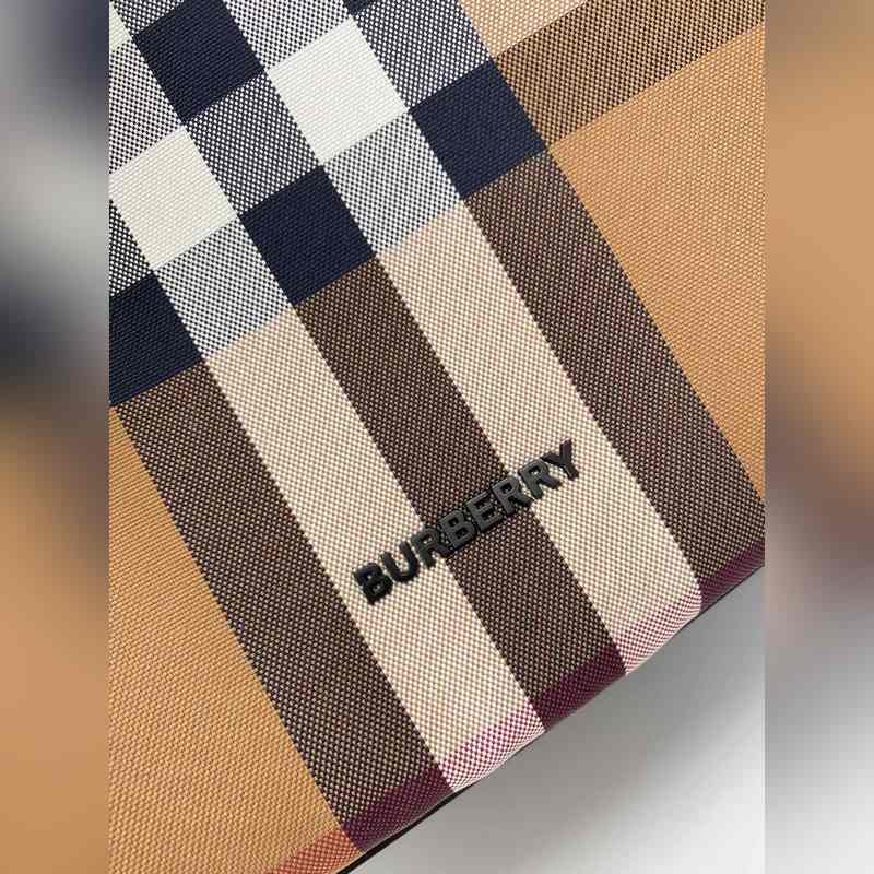 B家最新的格紋布內裡全進口牛皮材質了解一下，真正的一款奢華都用在內在，而外在及其