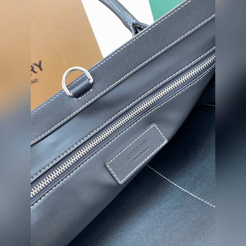 B家最新的格紋布內裡全進口牛皮材質了解一下，真正的一款奢華都用在內在，而外在及其