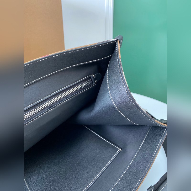 B家最新的格紋布內裡全進口牛皮材質了解一下，真正的一款奢華都用在內在，而外在及其