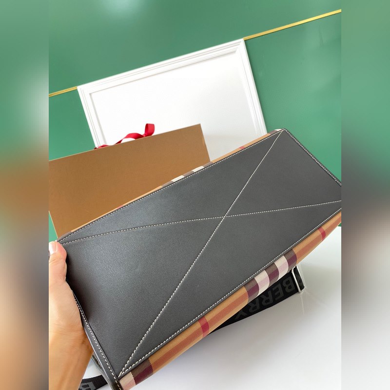 B家最新的格紋布內裡全進口牛皮材質了解一下，真正的一款奢華都用在內在，而外在及其