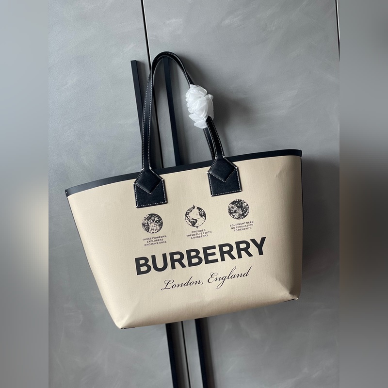 B家最新款空間充裕的托特包(中號)，選用棉質(zhì)和緝明線皮革材質(zhì)打造。亮眼裝飾標簽印