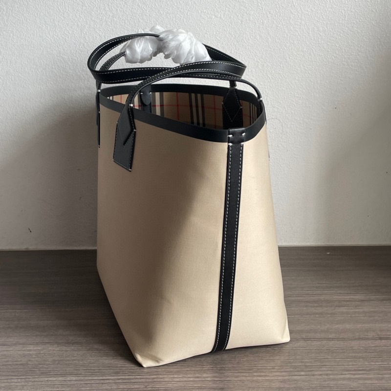 B家最新款空間充裕的托特包(中號)，選用棉質(zhì)和緝明線皮革材質(zhì)打造。亮眼裝飾標簽印