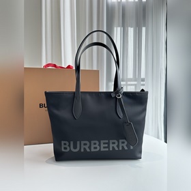 BUR尼龍配皮 托特包 購物袋 包身很輕，超大容量采用經(jīng)典巴寶莉防水尼龍料設(shè)計，