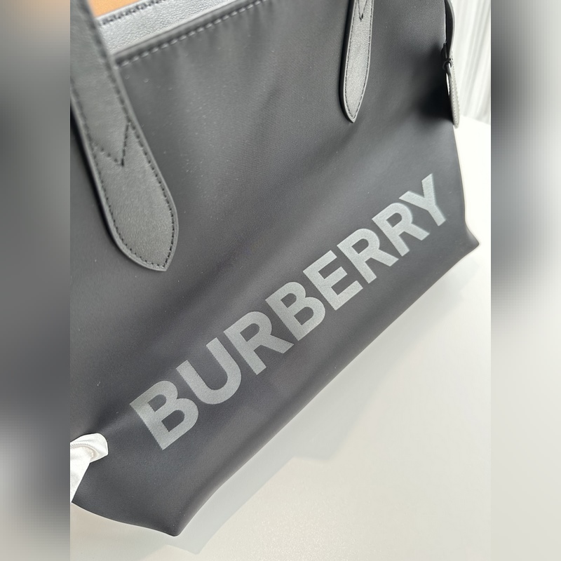 BUR尼龍配皮 托特包 購物袋 包身很輕，超大容量采用經典巴寶莉防水尼龍料設計，