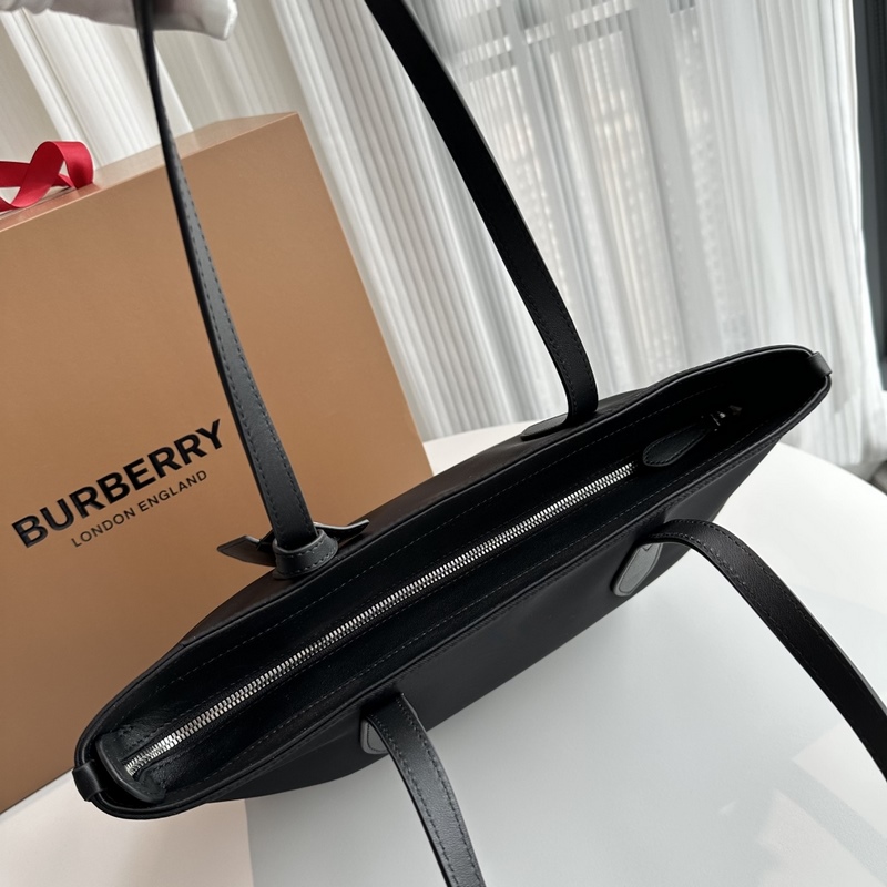 BUR尼龍配皮 托特包 購物袋 包身很輕，超大容量采用經典巴寶莉防水尼龍料設計，