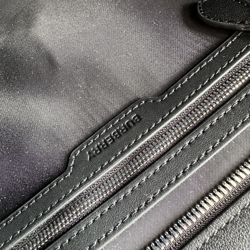 BUR尼龍配皮 托特包 購物袋 包身很輕，超大容量采用經典巴寶莉防水尼龍料設計，