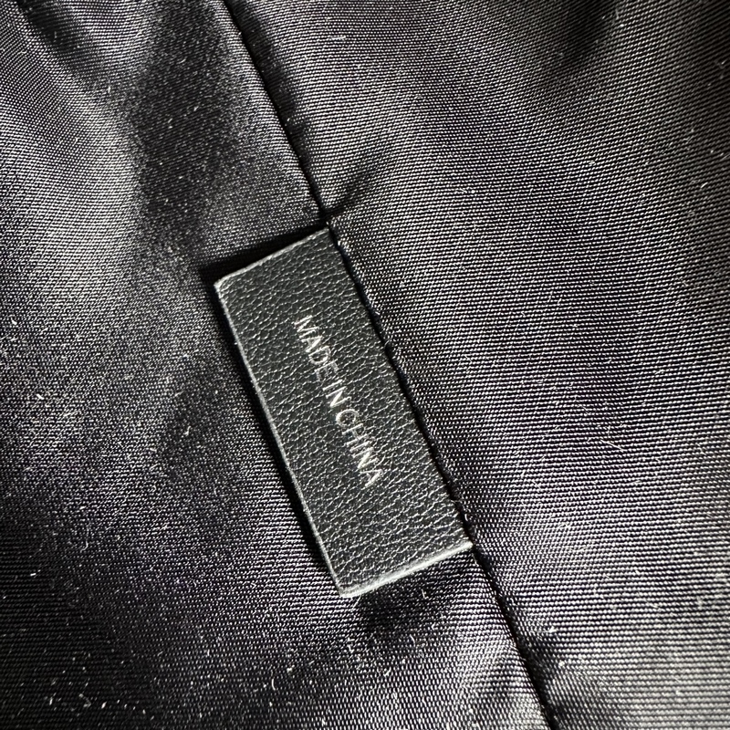 BUR尼龍配皮 托特包 購物袋 包身很輕，超大容量采用經典巴寶莉防水尼龍料設計，