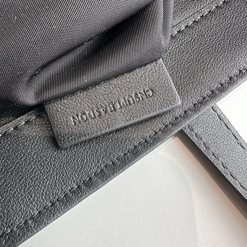 BUR尼龍配皮 托特包 購物袋 包身很輕，超大容量采用經典巴寶莉防水尼龍料設計，