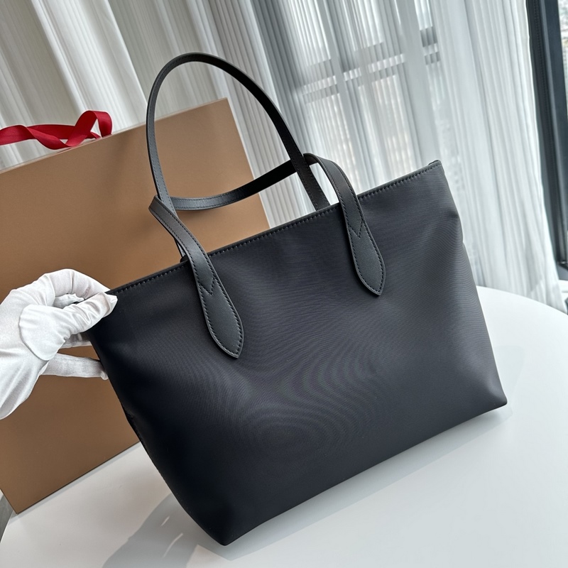 BUR尼龍配皮 托特包 購物袋 包身很輕，超大容量采用經典巴寶莉防水尼龍料設計，