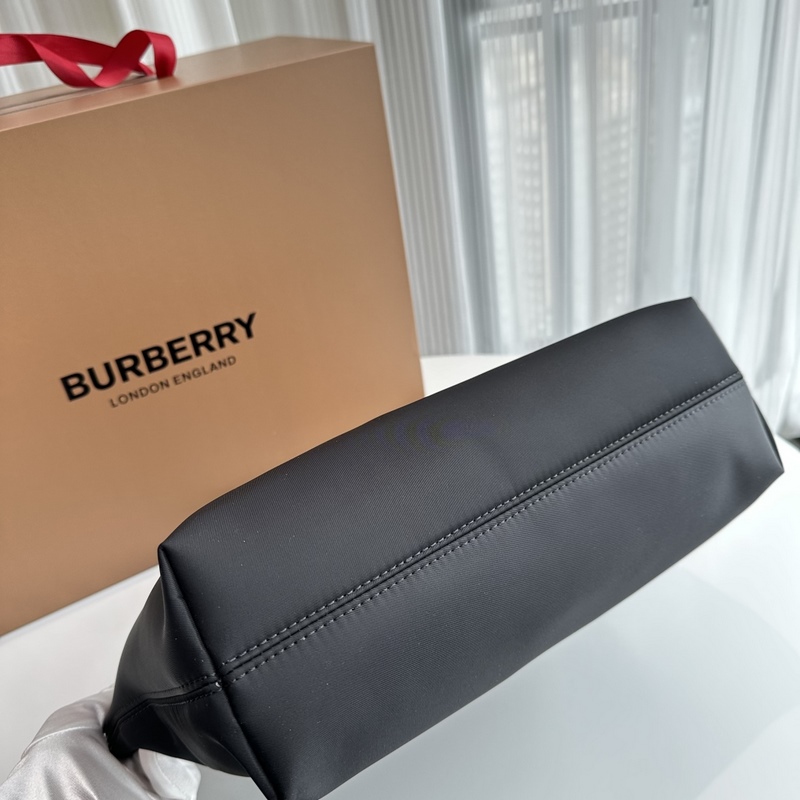 BUR尼龍配皮 托特包 購物袋 包身很輕，超大容量采用經典巴寶莉防水尼龍料設計，