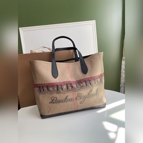 B家雙面兩用托特包，采用塗層格紋帆布材質(zhì)。率性塗鴉圖案，靈感源于英倫學院手稿。將