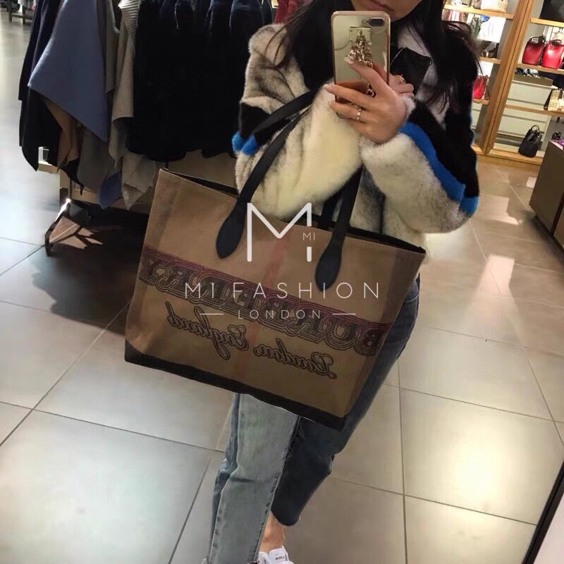 B家雙面兩用托特包，采用塗層格紋帆布材質。率性塗鴉圖案，靈感源于英倫學院手稿。將