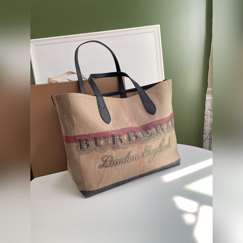 B家雙面兩用托特包，采用塗層格紋帆布材質。率性塗鴉圖案，靈感源于英倫學院手稿。將