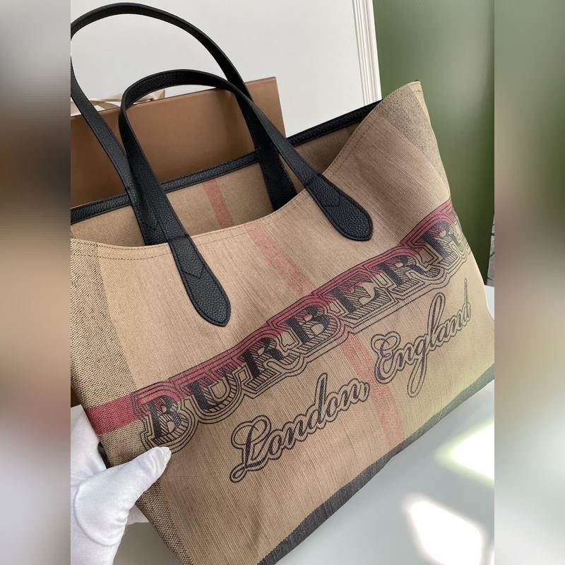 B家雙面兩用托特包，采用塗層格紋帆布材質。率性塗鴉圖案，靈感源于英倫學院手稿。將